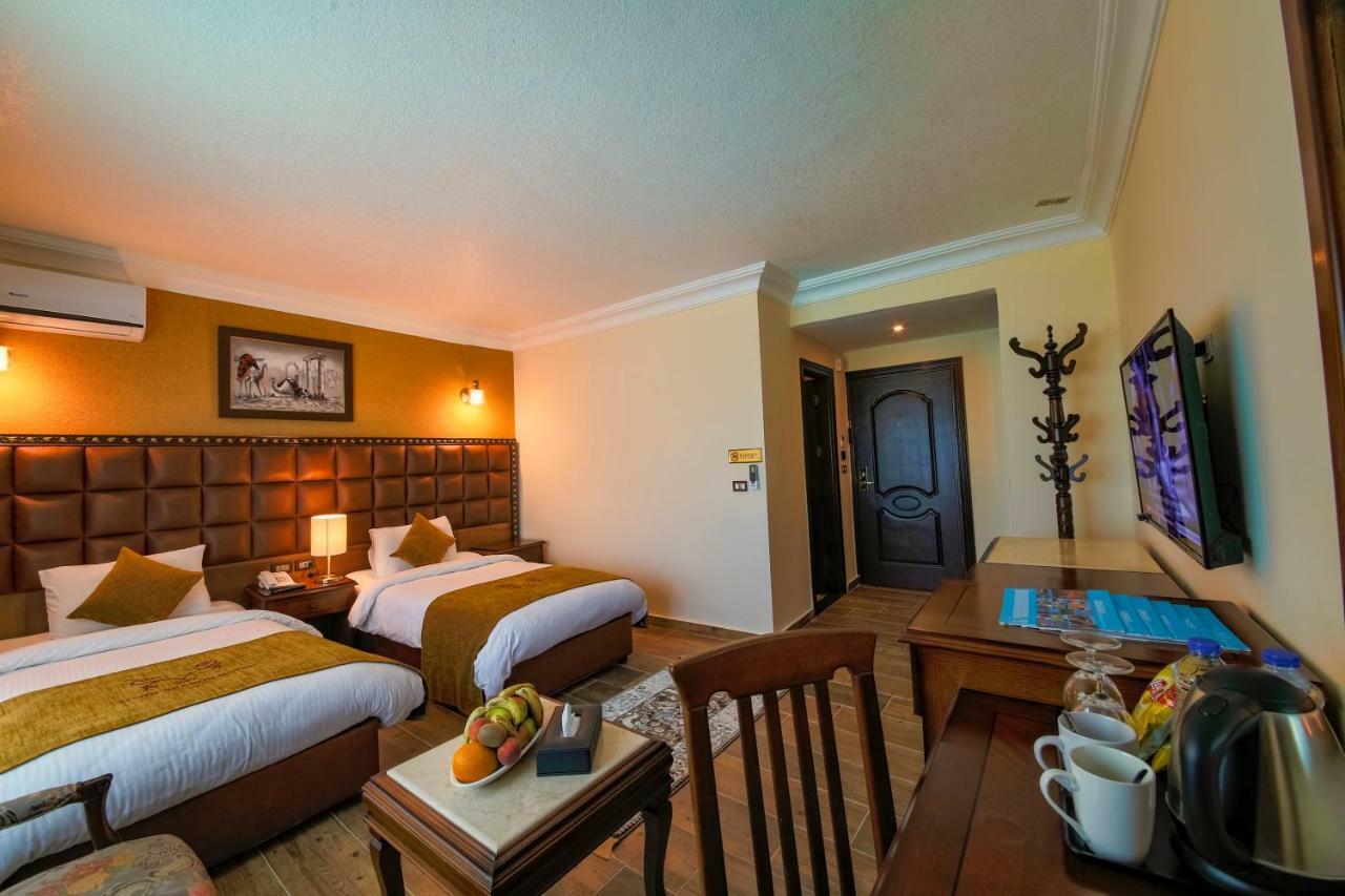 Hotel Town Season